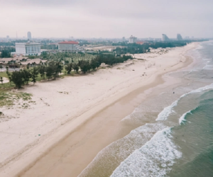 Một bãi biển cát trắng hoang sơ chỉ cách trung tâm 7km, được dự đoán là 'viên ngọc du lịch mới' của miền Trung dịp lễ này
