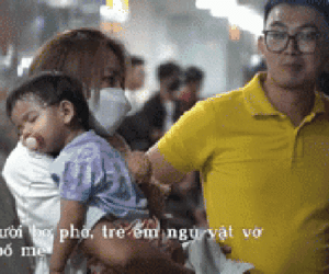 Bến xe miền Tây đông nghẹt dù đã nửa đêm: Hành khách chạy đôn đáo tìm vé xe về quê, trẻ nhỏ mướt mải mồ hôi ngủ gục trên vai bố mẹ