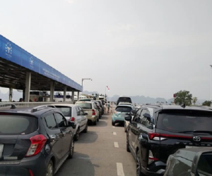Ngày đầu nghỉ lễ 30/4: Du khách đổ về Cát Bà, ô tô xếp hàng dài chờ 3 - 4 tiếng tại bến phà