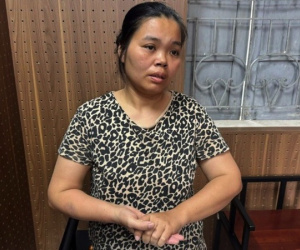 Bị công an mời làm việc, người phụ nữ 35 tuổi cởi quần áo ăn vạ