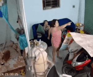 Sập trần nhà trọ ở Hà Đông, bà mẹ kể lại phút kinh hoàng: 21 giây gồng mình che cho con