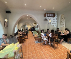 Hà Nội nắng như đổ lửa, dân tình 'trốn' hết trong cà phê điều hoà, không gian ngoài trời vắng tanh