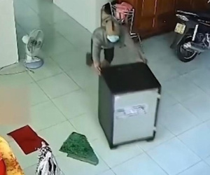 Hì hục phá két sắt, tên trộm bất ngờ khi thấy đồ bên trong