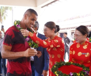 Huyền thoại Rivaldo tươi rói đến Việt Nam