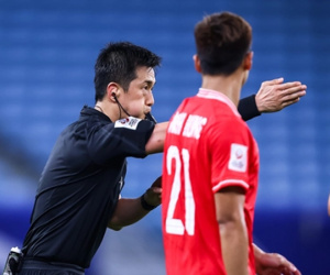 'Cái tay hư' lại hại U23 Việt Nam, sao trẻ CLB Hà Nội đưa thầy trò HLV Hoàng Anh Tuấn về nước