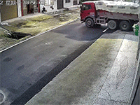 Xe tải thả trôi lao vào nhà dân khiến những người đi đường hoảng hốt