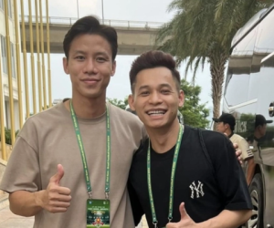 Đá bóng cùng loạt huyền thoại, Độ Mixi có hành động siêu đáng yêu khiến fan đứng ngồi không yên