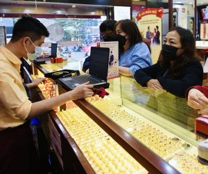 Giá vàng hôm nay 28/4/2024: Thế giới giảm, SJC neo ở mức cao