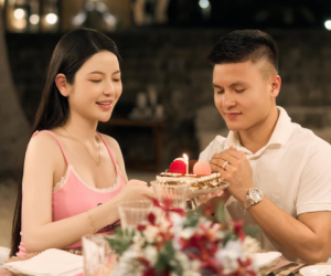 Ảnh bầu nét căng của Chu Thanh Huyền, Quang Hải tình cảm hôn lên bụng bầu: 'Ba mẹ yêu con'