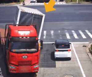 Clip: Rơi khỏi xe tải, thùng container đè trúng ô tô con dừng đèn đỏ