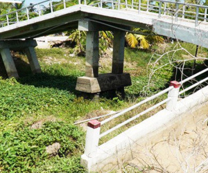 Cà Mau: Cầu nghiêng ngả, đường tiền tỷ sụt xuống sông vì khô hạn