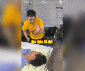 Video cậu bé mắc bệnh Down 'nựng' bố bị đột quỵ gây xúc động