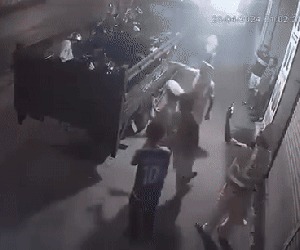 CLIP: Người đàn ông đốt nhiều xe máy trên xe tải chuyên dụng của CSGT ở Đồng Nai