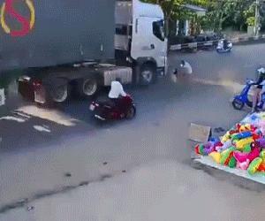 Bé trai lao ra giữa đường, cái kéo tay cùng tiếng phanh của xe container khiến tất cả 'chết lặng'