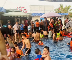 Nam sinh tử vong thương tâm trong bể bơi đông nghẹt người