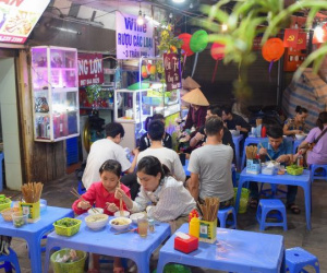 Quán miến ngan trộn Hà Nội nằm sát đường tàu, từng được báo Mỹ 'khen hết lời'