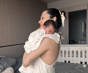 Bảo Anh lần đầu chia sẻ ảnh con gái lúc 5 ngày tuổi, khoe vóc dáng lúc mới sinh con