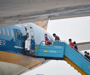 Giá vé máy bay ‘hạ nhiệt’ giữa lúc cao điểm