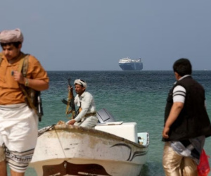 Houthi liên tiếp tấn công tàu khu trục Mỹ, tàu hàng trên biển Đỏ