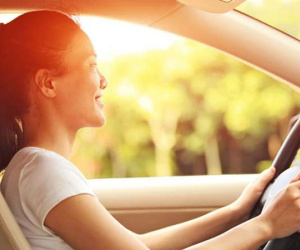Ngồi trong ô tô có cần chống nắng?