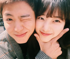 Suzy đăng ảnh má kề má Park Bo Gum, đáp trả nghi vấn bị bài xích 5 lần làm MC Baeksang
