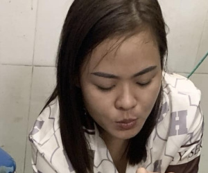 Cô gái cầm dao xông vào trụ sở công an tấn công nhiều người