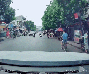 Người phụ nữ ngã nhào vào gầm xe tải bị chỉ trích dữ dội, clip 28 giây hé lộ nguồn cơn từ 'cái chân hư'