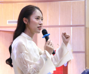 Nữ sinh Nghệ An hỏi cách nói giọng Bắc, MC Khánh Vy xử trí bất ngờ
