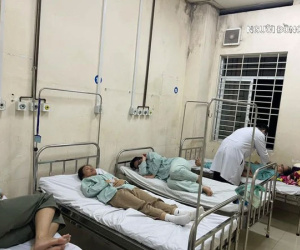 Khoảng 70 người nôn ói, đau bụng sau khi ăn bánh mì