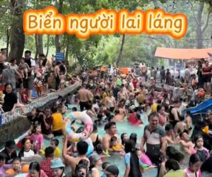 Cảnh tượng chen chúc tại một khu du lịch trong dịp lễ 30/4 khiến nhiều người 'nhìn thôi đã thấy khó thở'