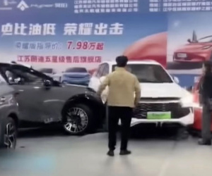 Xe điện trưng bày tại triển lãm bất ngờ tự di chuyển khiến 5 người bị thương