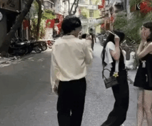 Thanh niên cầm máy ảnh dí sát mặt người đi đường gây tranh cãi: Nghệ thuật hay thô lỗ? Người trong cuộc nói gì?