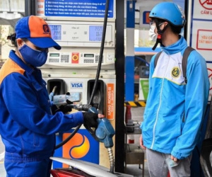 Giá xăng RON 95 tăng, sắp trở lại mốc 25.000 đồng/lít