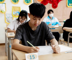 Cuộc đua khốc liệt vào lớp 10 công lập: Con ôn thi, cả nhà phải ‘đi nhẹ, nói khẽ’