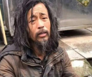 Người đàn ông ăn xin bỗng nổi tiếng sau một đêm, đổi đời thành triệu phú và được cả nước gọi là 'thầy': Lý do vô cùng bất ngờ