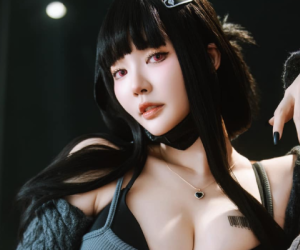 Nữ cosplayer gửi lời nhắn đến fan, người xem buộc phải 'zoom' cận cảnh vùng nhạy cảm