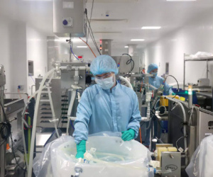 AstraZeneca thừa nhận vắc-xin COVID-19 có thể gây tác dụng phụ dẫn đến cục máu đông