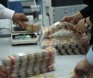 Giá vàng nhẫn giảm, SJC vọt tăng