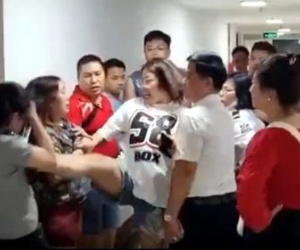 Cú đạp của người phụ nữ gây náo loạn chung cư Hà Nội, xôn xao đoạn clip 18 giây