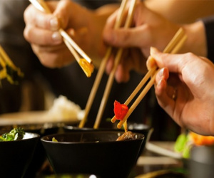 Đũa dùng sai cách sẽ thành 'ổ vi khuẩn' huỷ hoại sức khoẻ, từ loét dạ dày, bệnh gan đến ung thư đều có thể 'gõ cửa'