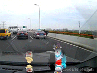 Thót tim với tình huống hành khách nhảy ra khỏi xe taxi trên cao tốc