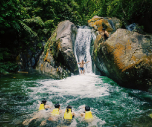Một cung đường cách Hà Nội hơn 100km, giới trẻ đua nhau trekking: Cái tên 'đáng sợ' nhưng cảnh quan tuyệt mỹ, mùa hè tắm thác, thu ngắm lá phong bay như phim Hàn Quốc