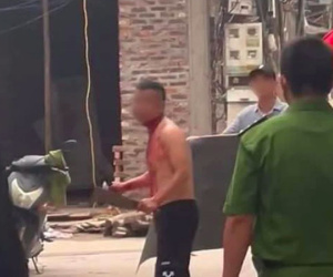 Thanh niên 'ngáo đá' chạy trên đường phố Hà Nội, cầm dao tự cắt cổ
