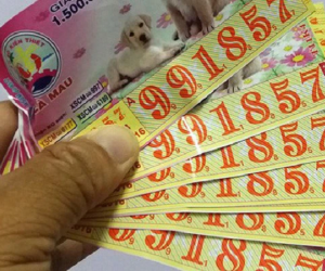 Trúng xổ số 800 cây vàng, người đàn ông liền bỏ vợ con để thoải mái ăn chơi, chỉ sau 1 năm báo ứng ập đến: Không đủ tiền ăn phở, phải quay về với nghề lái đò