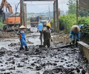 Sạt lở bờ bao, bãi rác lớn nhất Hà Nội ngập bùn thải