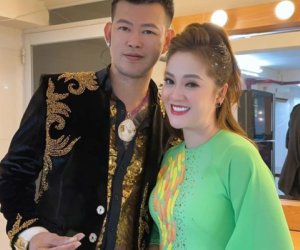 Hồng Loan - Con gái cố nghệ sĩ Vũ Linh đi hát được khán giả ùa lên tặng tiền