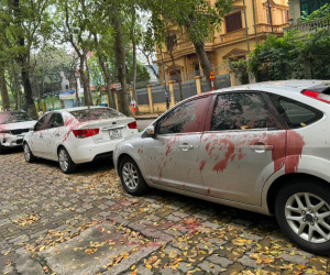 Tạm giữ hình sự 4 đối tượng tạt sơn vào nhiều ô tô ở Hà Nội