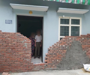 Xôn xao hình ảnh cụ ông cụ bà đứng thẫn thờ trong ngôi nhà bị hàng xóm xây tường bịt kín cửa: Pháp luật quy định thế nào?