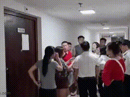 Nguyên nhân người phụ nữ đạp cư dân ở chung cư tại Hà Nội