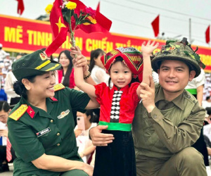 'Em bé Điện Biên' được các chú bộ đội cưng chiều từ trong sân tập tới ngoài đời